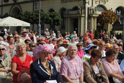 Seniorzy w akcji. Setki kapeluszy w Rynku (ZDJĘCIA, FILM)
