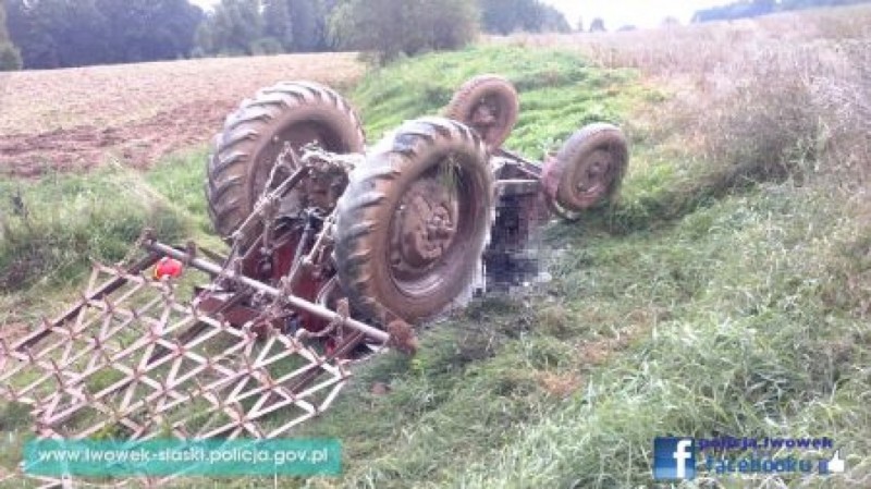 Rolnik zginął na polu przygnieciony traktorem - Fot. Policja Lwówek Śląski