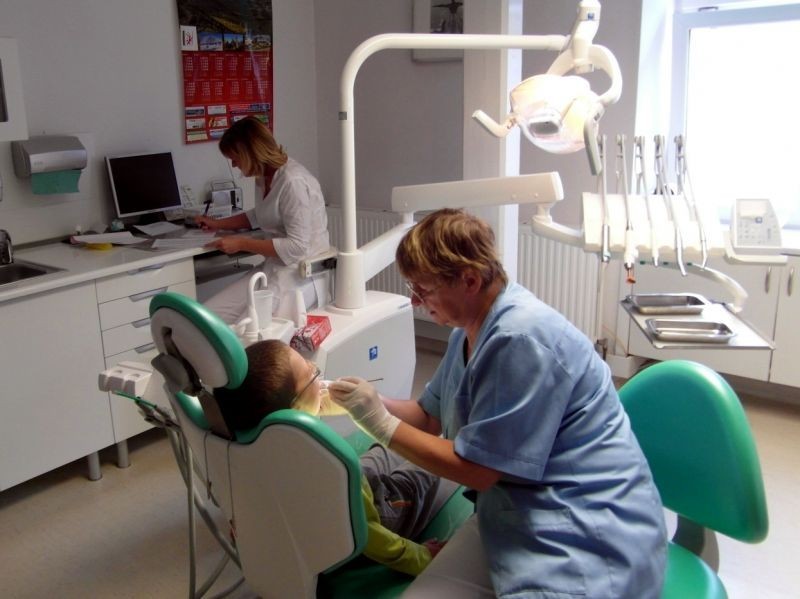 Kowary: Dentyści bez kontraktów leczą dzieci za darmo - fot. kowary.pl