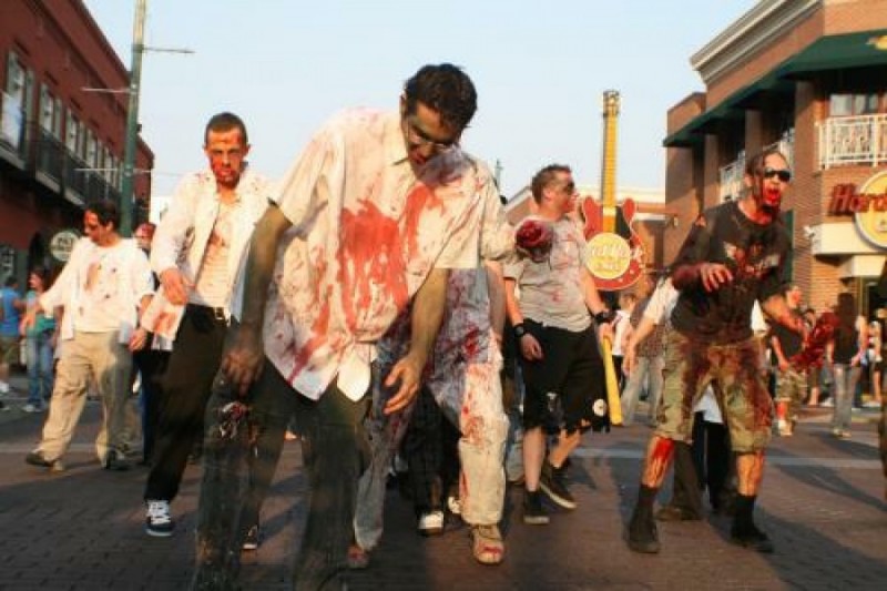 W publicznej bibliotece o tym, jak walczyć z zombie - Memphis Zombie Massacre, maj 2007 r. Fot.: Lindsey Turner, na licencji Creative Commons BY 2.0
