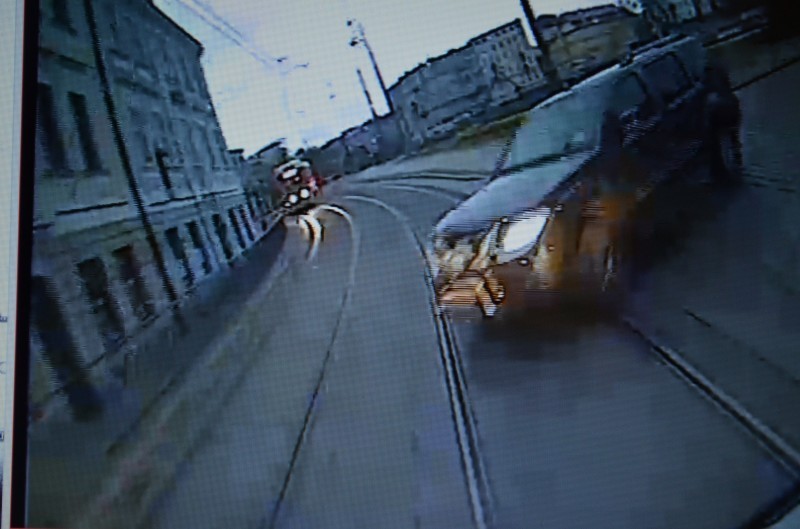 Umorzyli śledztwo ws. "wypadku" Rafała Dutkiewicza - Kadr filmu z monitoringu w tramwaju, pod który wjechał samochód prezydenta