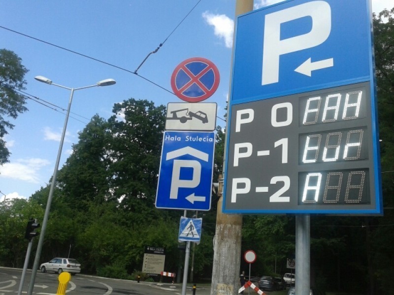 Tańszy parking przy Hali Stulecia. Obniżka o... złotówkę - fot. Przemek Gałecki (Radio Wrocław)