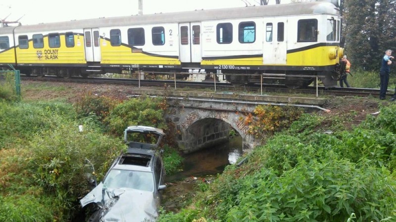 BMW uderzyło w pociąg, pasażerowie zniknęli (ZDJĘCIE) - Fot. Piotr Słowiński (Radio Wrocław)