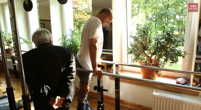 Wrocławscy lekarze postawili na nogi sparaliżowanego - fot. Kadr z filmu dokumentalnego BBC News