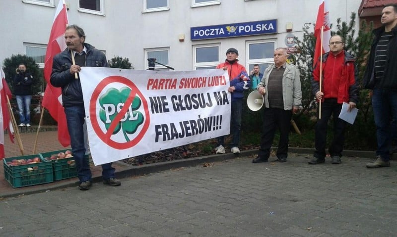 Rolnicy protestowali. Rozsypali obornik przed urzędem –