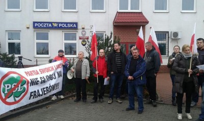 Rolnicy protestowali. Rozsypali obornik przed urzędem - 2