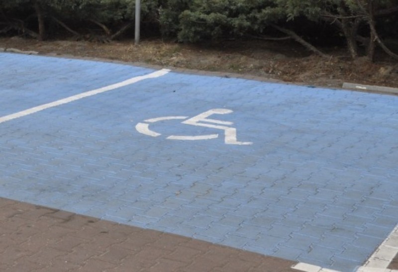 Niepełnosprawni walczą o nowe karty parkingowe - fot. archiwum prw.pl