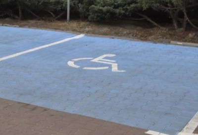 Niepełnosprawni walczą o nowe karty parkingowe