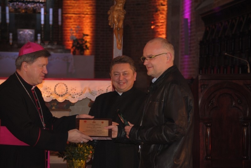 Radio Wrocław z nagrodą Samarytanina - Piotr Kamiński, dyrektor programowy RW odbiera nagrodę z rąk arcybiskupa Józefa Kupnego