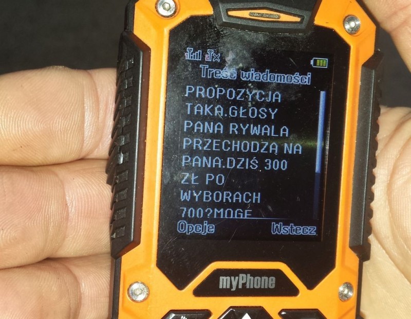 Przychodzi SMS do kandydata: "Propozycja taka. Głosy pana rywala przechodzą na pana (...)" - Fot. Piotr Słowiński (Radio Wrocław)