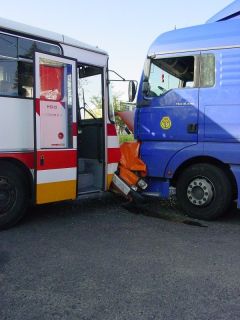Zderzenie autokaru z tirem - Fot. z archiwum www.policja.pl
