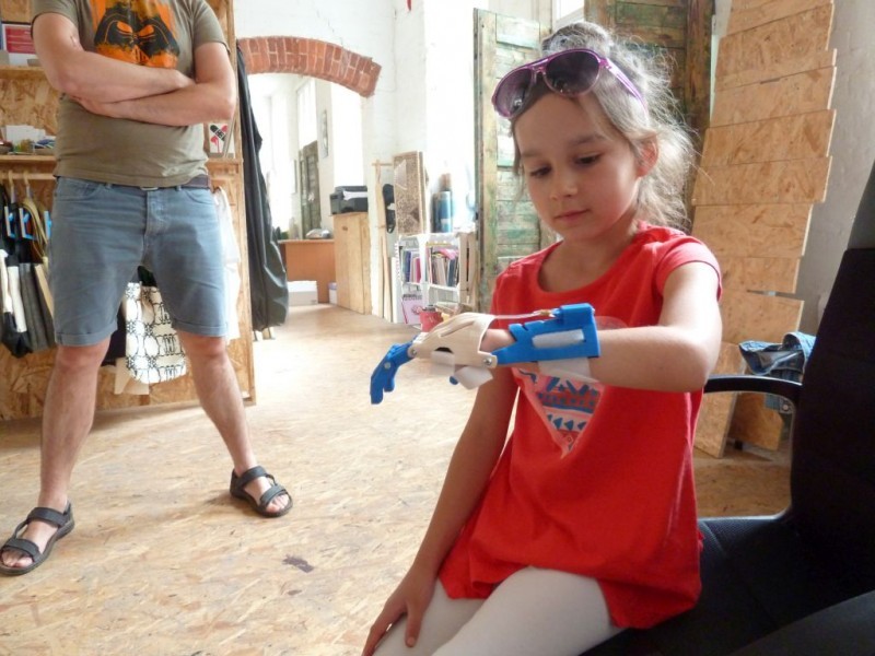 Wydrukowali dla 9-letniej Julii protezę dłoni (ZOBACZ) - Na zdjęciu 9-letnia Julia 