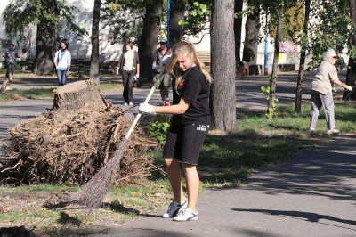 Legniczanie sprzątają park po wichurze (Zobacz) - 1