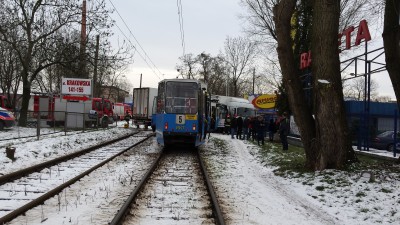 Tir wjechał w tramwaj, motorniczy zakleszczony (FOTO) - 7