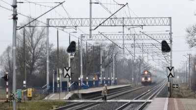 Starsza pani na torach vs. pędzący pociąg (FOTO)