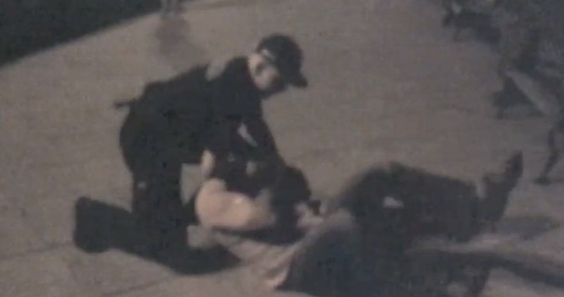 Oskarżają policję o pobicie, policja ich o zniesławienie (Film) - Kadr z filmu nagranego podczas interwencji  telefonem komórkowym