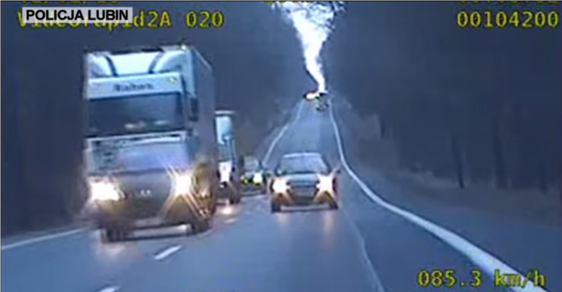 Wyprzedzała „na trzeciego”, prawie wjechała w radiowóz - fot. Policja Lubin