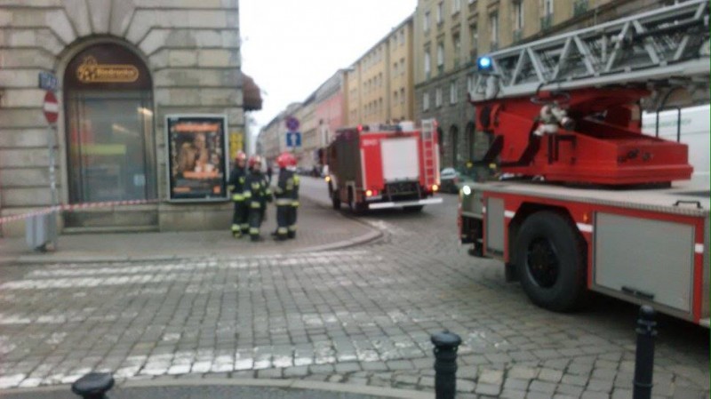Sypiący się budynek w centrum. Spadły kawałki komina - zdjęcia: Agata Wojciechowska, Gregor Niegowski (Radio Wrocław)