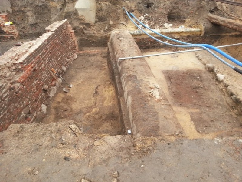 Fragment średniowiecznego muru znaleziony na budowie przy NFM - fot. Kuba Zając