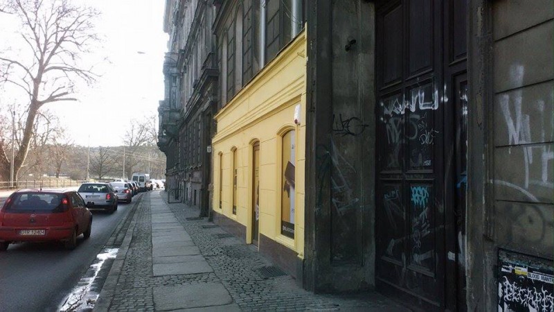 Żółtym po oczach. Odnowiony front drażni mieszkańców -