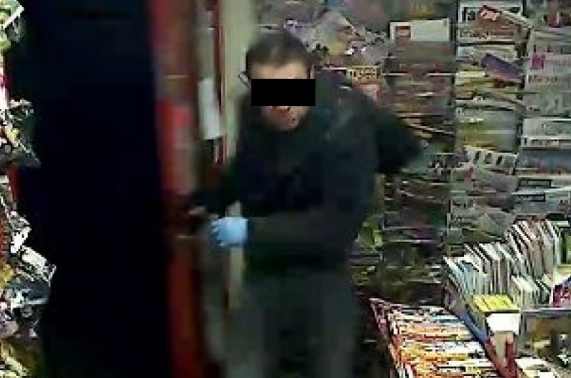 Napadł z nożem na sprzedawcę z kiosku. Już go złapali - Zdjęcia z monitoringu/źródło: Oława24