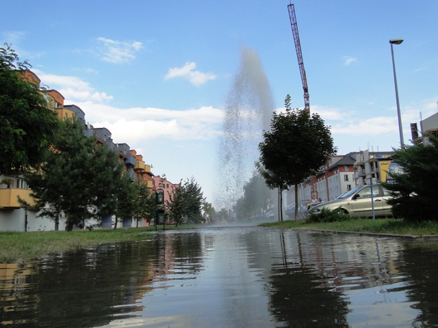 Z wrocławskiego podwórka. Awaria hydrantu (Zobacz) - Fot. Marek Obszarny