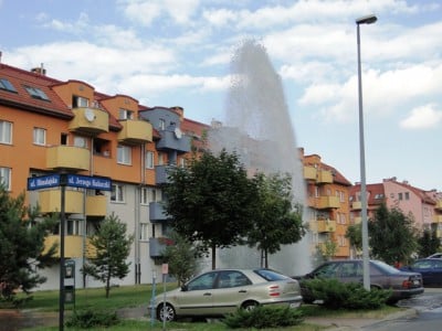 Z wrocławskiego podwórka. Awaria hydrantu (Zobacz) - 3