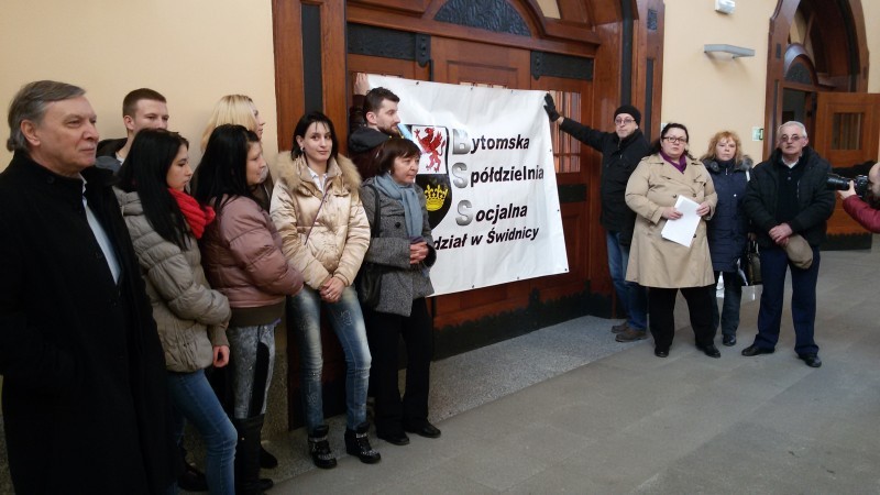 Świdnica: Członkowie socjalnej spółdzielni protestują na dworcu - fot. Michał Wyszowski
