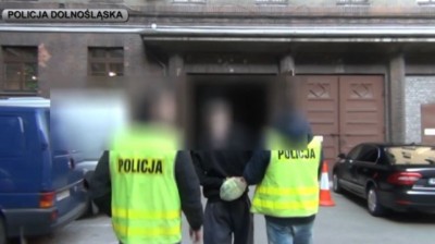 18-latek chciał zgwałcić kobietę na klatce schodowej (WIDEO)