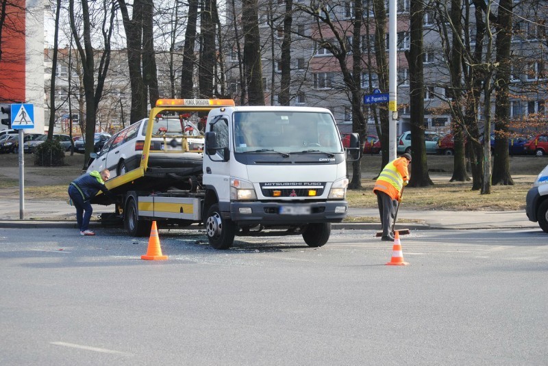 Autobus zderzył się z autem osobowym, dwie osoby w szpitalu -
