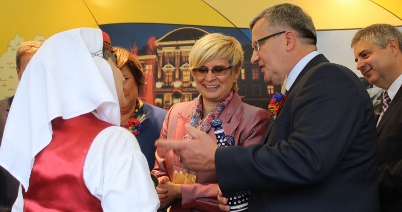 Lilla Jaroń zastępcą dyrektora w urzędzie pracy - Lilla Jaroń z prezydentem Bronisławem Komorowskim (fot. UMWD)