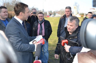 Lubin: Bronkobus obrzucony jajkami. Rzucała Solidarność? - 2