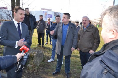 Lubin: Bronkobus obrzucony jajkami. Rzucała Solidarność? - 3