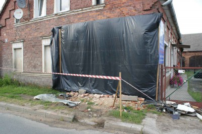 TIR rozwalił dom. A ludzie nadal tam mieszkają (Zobacz) - 0