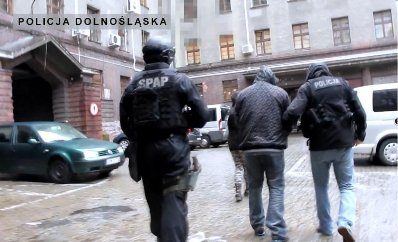 Policjanci odbili uprowadzoną. Areszt dla porywaczy - dolnoslaska.policja.gov.pl
