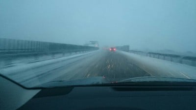 Korki na autostradzie, w górach sypie śnieg i jest bardzo ślisko