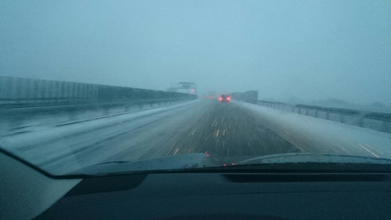 Korki na autostradzie, w górach sypie śnieg i jest bardzo ślisko - fot. prw.pl