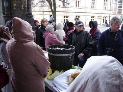 Legnica: Rozdali "Chleb i śledź i grosz". Jak setki lat temu - 3