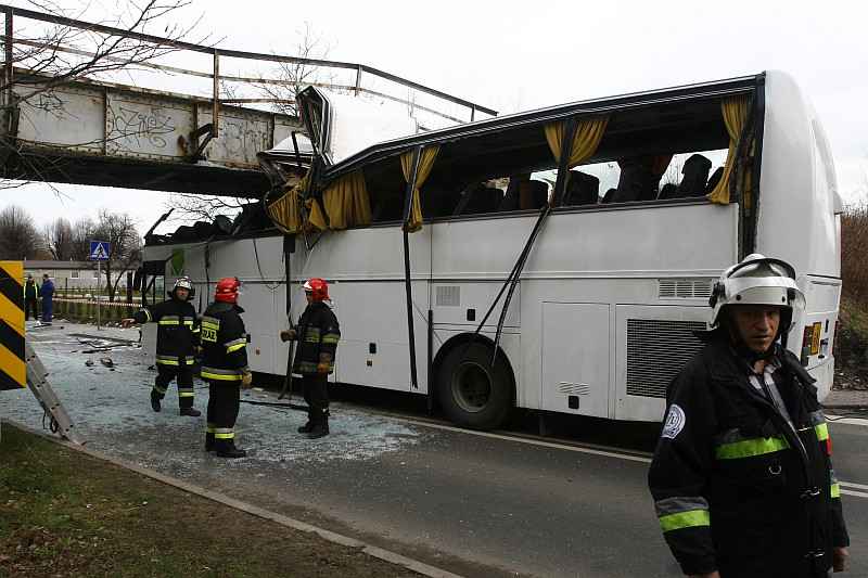 Świdnica: wiadukt, pod którym rozbił się autokar był źle oznakowany - Wiadukt po marcowym wypadku (Fot. Tomasz Pietrzyk)
