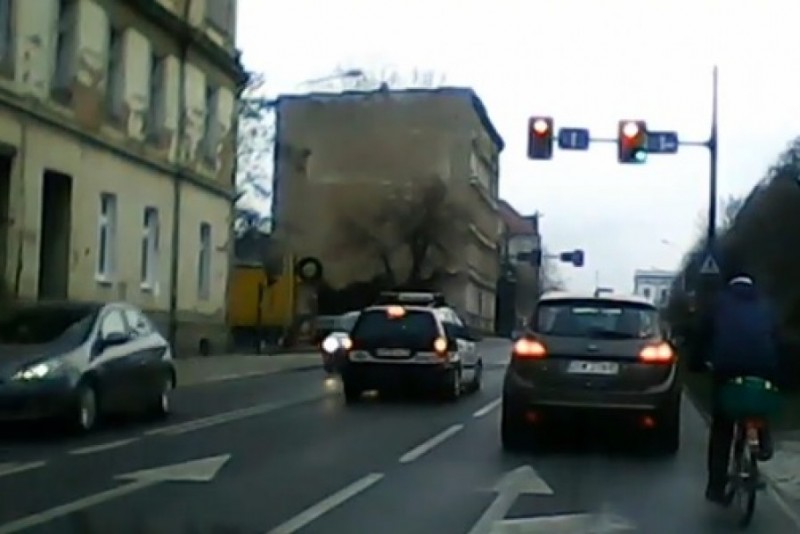 NAUKA JAZDY: Policyjny radiowóz na czerwonym świetle - kadr z filmu z YouTube (autor: olq90)