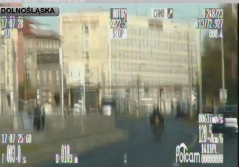 Motocyklistka i 44 punkty w...dwie minuty (FILM) - fot. screen z YT