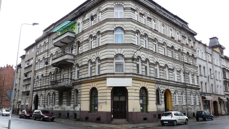 W Legnicy sprzedają mieszkania za kilka tysiecy złotych - Mieszkańcy są przekonani, że remont elewacji, to tylko kwestia czasu