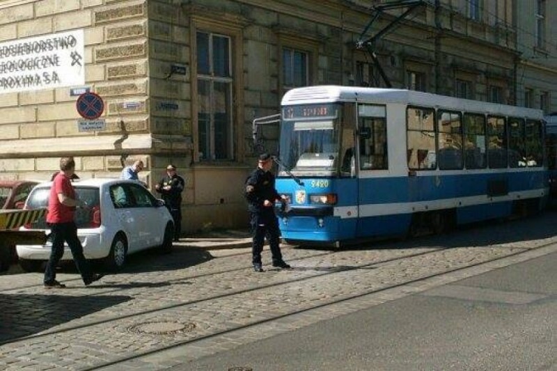Wyszedł na chwilę, zablokował tramwaj (ZOBACZ ZDJĘCIA) - zdjęcia: Agata Wojciechowska (Radio Wrocław)