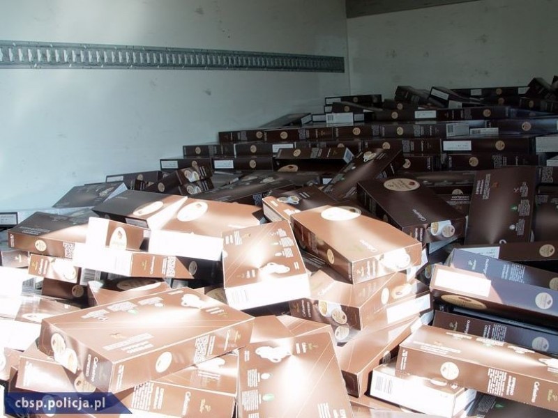 Napadali na tiry, ukradli ponad 1400 kartonów z kawą (FOTO) - cbsp.policja.pl