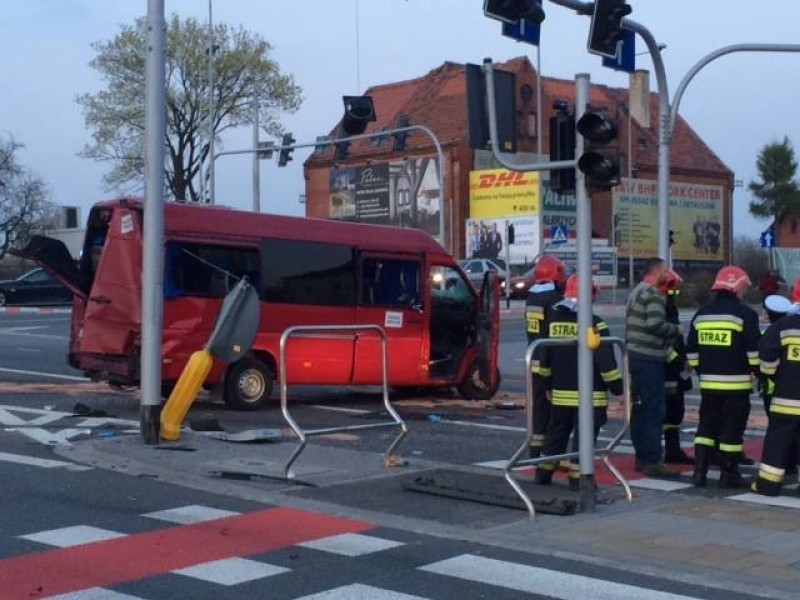 Poważny wypadek w Wałbrzychu, 9 osób rannych - zdjęcia nadesłane przez naszego Słuchacza
