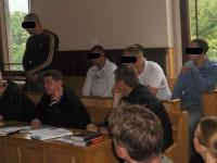 Kibole Ruchu przed wrocławskim sądem (Posłuchaj) - Oskarżeni pseudokibice Ruchu (Fot. Dominik Panek / Radio Wrocław)