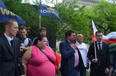 Manifestowali pod sądem, który odebrał kobiecie dwie córki  - 0