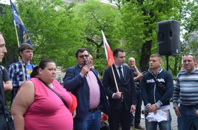 Manifestowali pod sądem, który odebrał kobiecie dwie córki  - 1