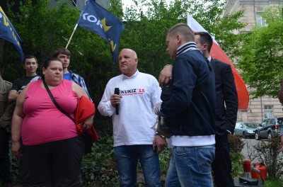 Manifestowali pod sądem, który odebrał kobiecie dwie córki  - 2