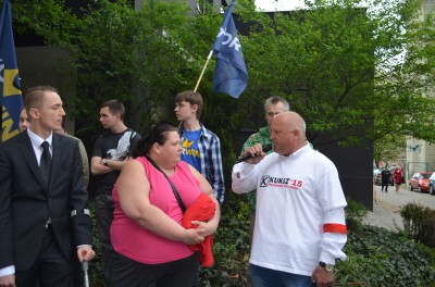 Manifestowali pod sądem, który odebrał kobiecie dwie córki  - 3